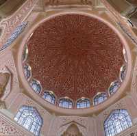 Putra Mosque มัสยิดสีชมพู ความสวยงามที่สร้างจากความศรัทธา  
