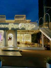 ซัมเมอร์ เฮ้าส์ พัทยา คาเฟ่สุดมินิมอลริมหาดจอมเทียน
