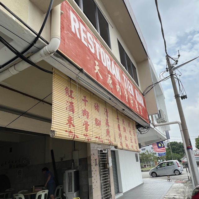 Dry and soup bak kut teh, traditional setting