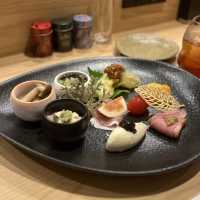 【大阪・堺東】気に入った料理がお代わりできる「炭火とワインと純米酒 King Momo」