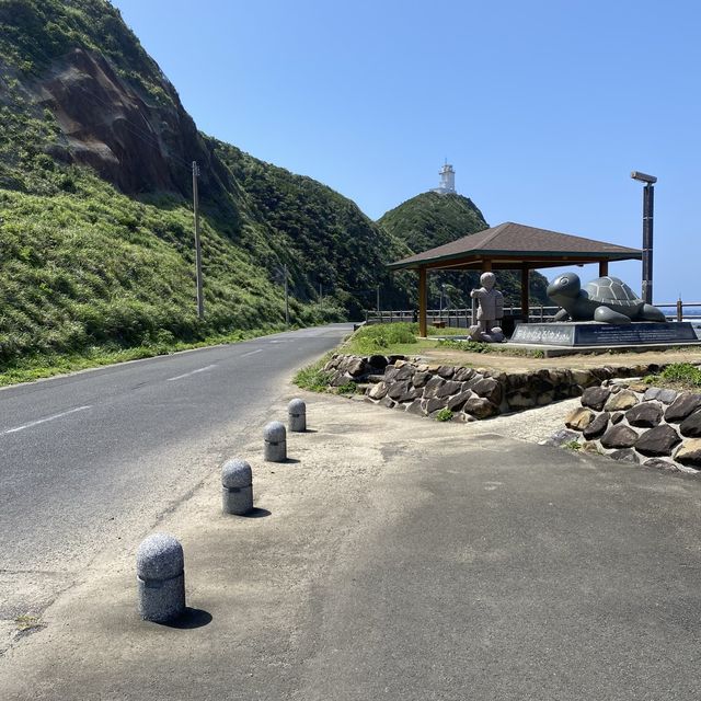 奄美最北端「夢をかなえるカメさん」から「笠利崎灯台」を眺める