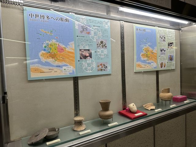 福岡・博多。博多駅の地下街と地下鉄祇園駅を結ぶ『祇園駅(博多旧市街口)方面連絡通路』と『Fギャラリー』