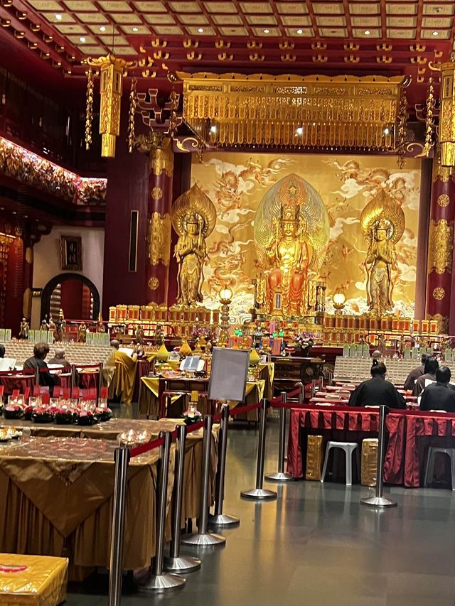 ไหว้พระขอพร วัดพระเขี้ยวแก้ว วัดดัง สิงคโปร์