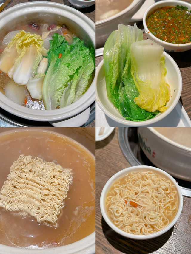 「毛記海南東山羊x靚靚」，主打新鮮不隔夜即切羊肉，重點係用炭爐火鍋，羊肉湯底更熬足6個鐘，夠晒暖笠笠🔥🔥