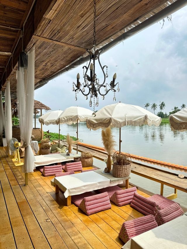 นั่งเรือไปคาเฟ่กัน มองน้ำ’Cafe 