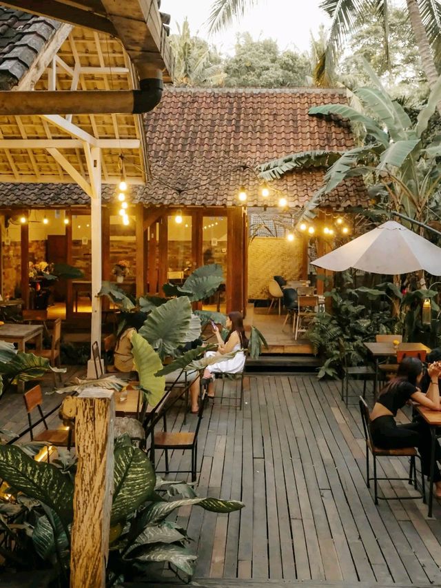 Lusi & Pakan Cafe