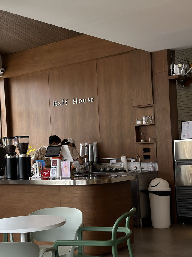 ☕️ Half House Cafe คาเฟ่ที่จริงใจ