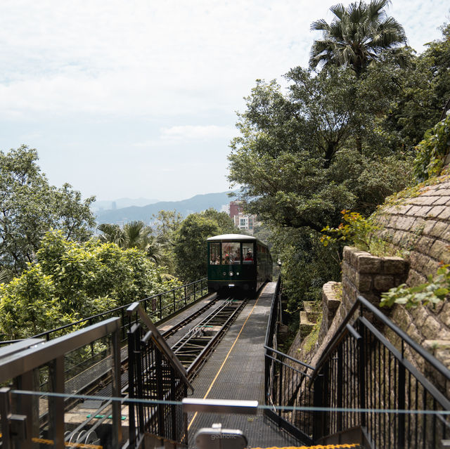 นั่งรถรางชมวิว ที่ชื่อว่า Peaktram 