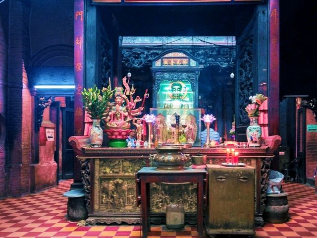 Visit Jade Emperor Pagoda