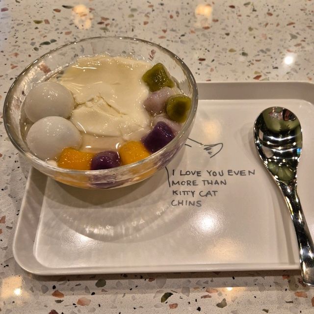 Cute Cat Themed Dessert Cafe 😺