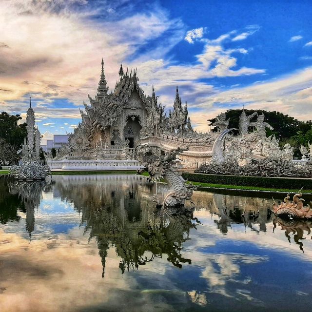 ชมสถาปัตยกรรม ศิลปะที่แฝงธรรมะ ณ วัดร่องขุ่น