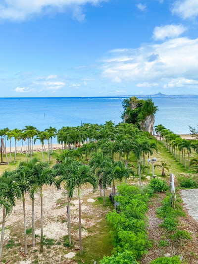 沖縄】ヤシの木が南国感満載の「恋人の聖地」 | Trip.com 本部町