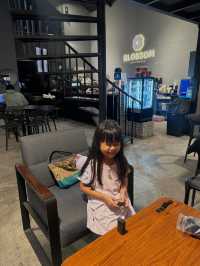 BLOSSOM คาเฟ่โทนสีดำสไตล์เท่ๆ