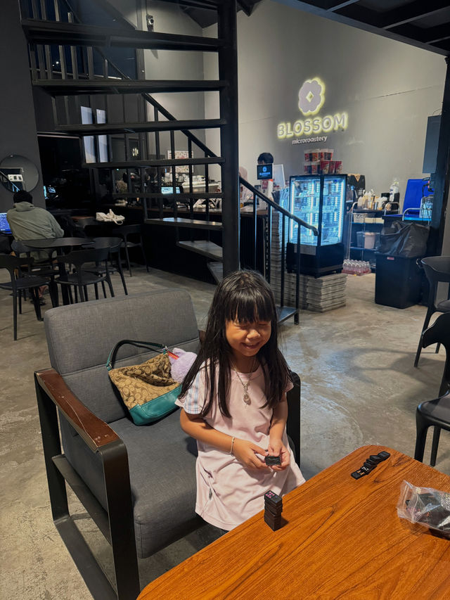 BLOSSOM คาเฟ่โทนสีดำสไตล์เท่ๆ