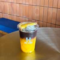 HALF A HUND cafe