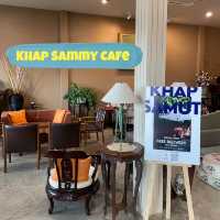 คาเฟ่ติดทะเล Khap Samut Cafe‘ & Eatery 
