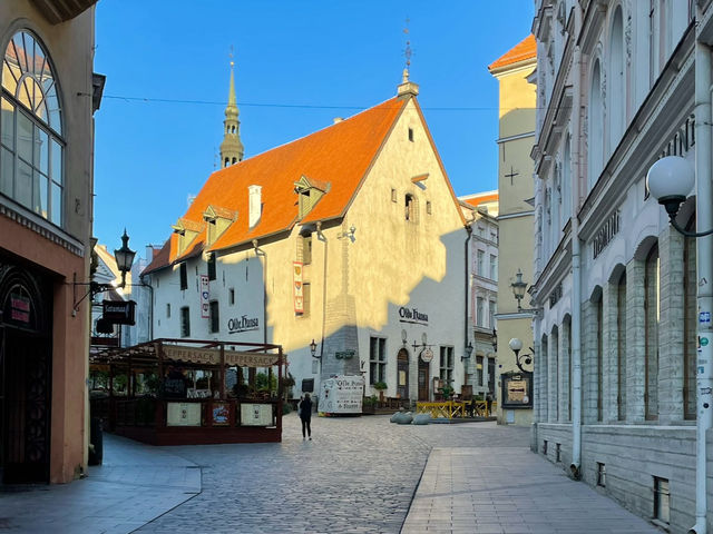 A glimpse into Tallinn’s rich history while embracing its innovative, contemporary culture🇱🇹👫