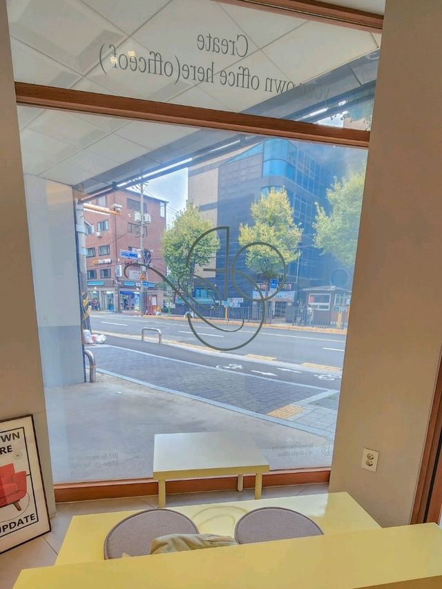 따뜻한 분위기의 연남동 힐링 카페 < 오피스오브 >