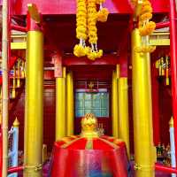 สักการะศาลเจ้าพ่อหลักเมืองชลบุรี