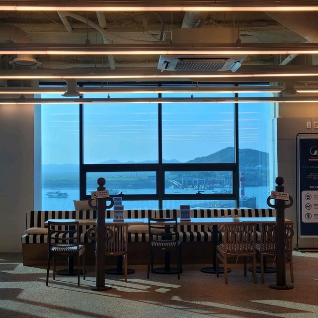 전곡항 뷰가 한 눈에 보이는 카페