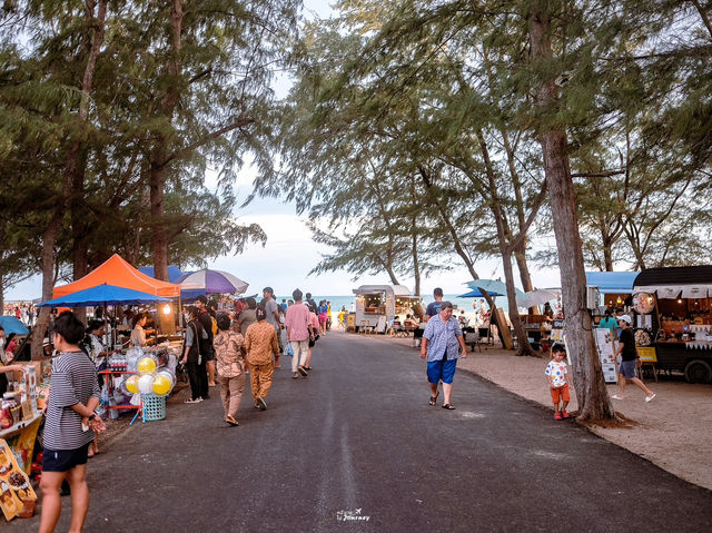 เดินเล่นสุดชิล หาของกินริมหาดแหลมเจริญ ระยอง