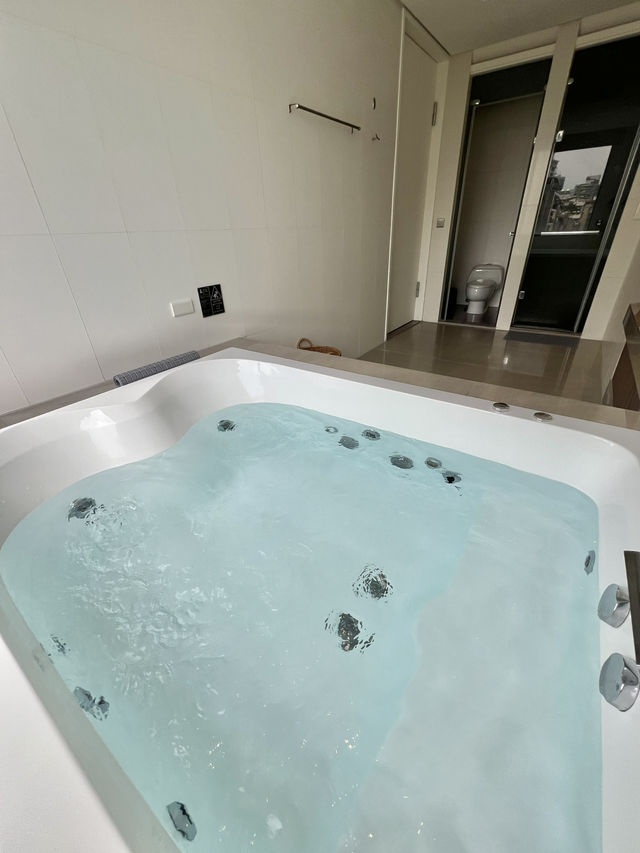 Room with a large jacuzzi🛁 Room with a large jacuzzi🛁
