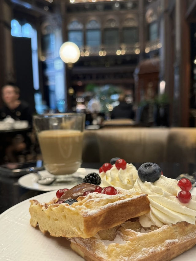 Párisi Udvar: Budapest’s Timeless Passage of Elegance 
