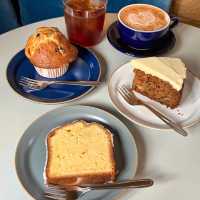 Cafe with delicious baked goods☕️