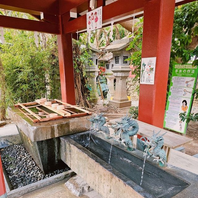 【沖繩】神社建造在海浪拍打的岸邊的巨大珊瑚礁之上