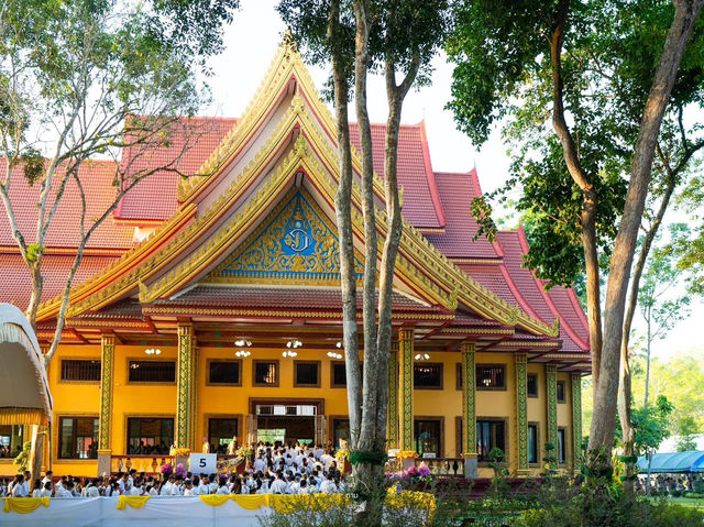 กราบขอพร วัดมหาธาตุวชิรมงคล