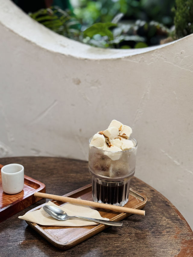 會安古城旁的文青咖啡館 | 椰子咖啡與慢時光🌴☕  