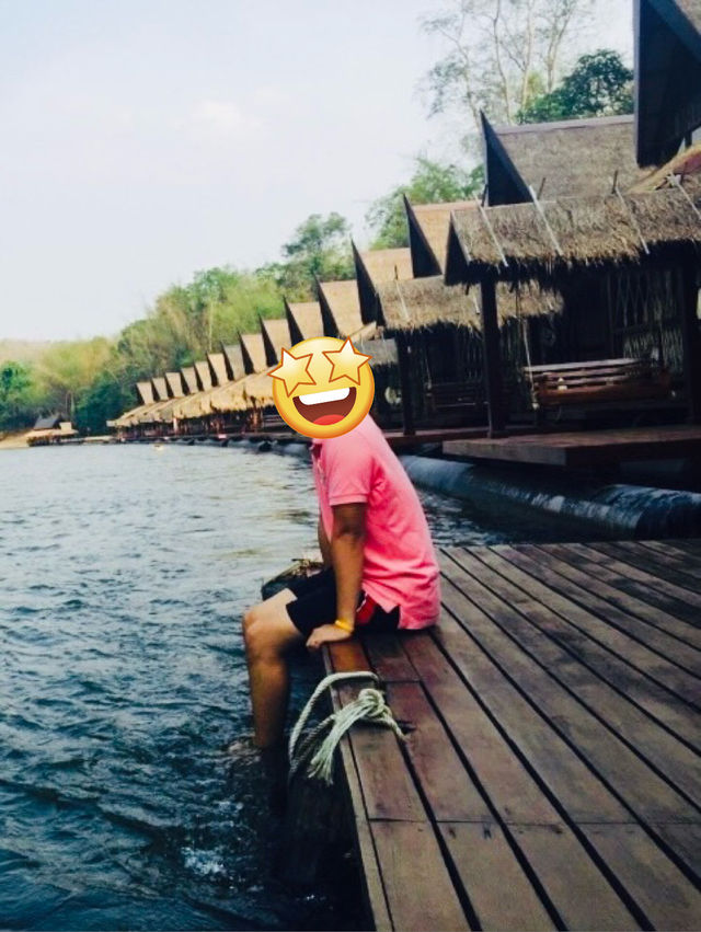 พักผ่อนกลางสายน้ำ ที่ The FloatHouse River Kwai