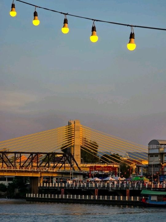 ถนนตลาดเก่าโคยกี๊ ริมน้ำแม่กลอง