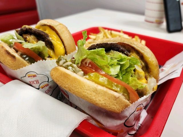 ロサンゼルスでハリウッドスターの足跡を辿る！ハリウッドウォークオブフェームと名物バーガー店In-N-Outをご紹介