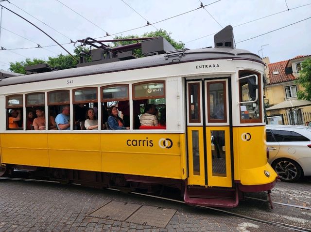 [🇵🇹リスボン] 黄色の路面電車が走る街を歩く