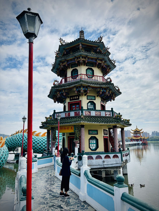 春秋閣：蓮池潭畔的神秘雙塔，走進傳奇的宗教聖地