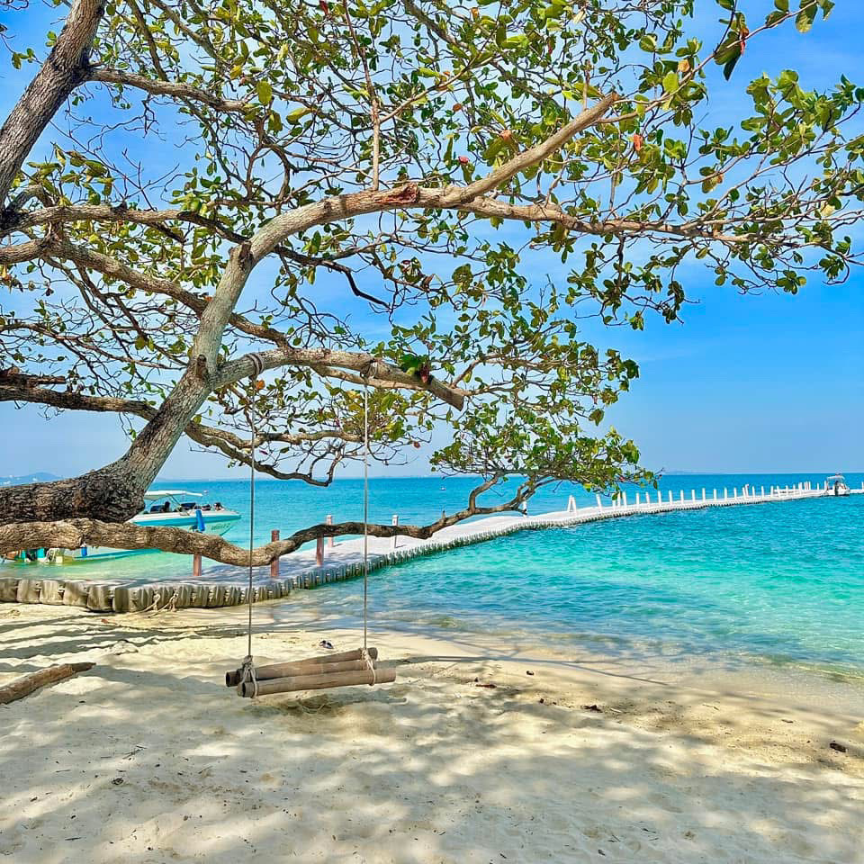 Ngày nay chúng tôi thực sự thích biển Rayong. Tôi muốn ngồi xuống và thư giãn. 🤍🌊