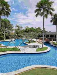 “Classic Elegance by the Straits: Thistle JB’s Superior King Stay”