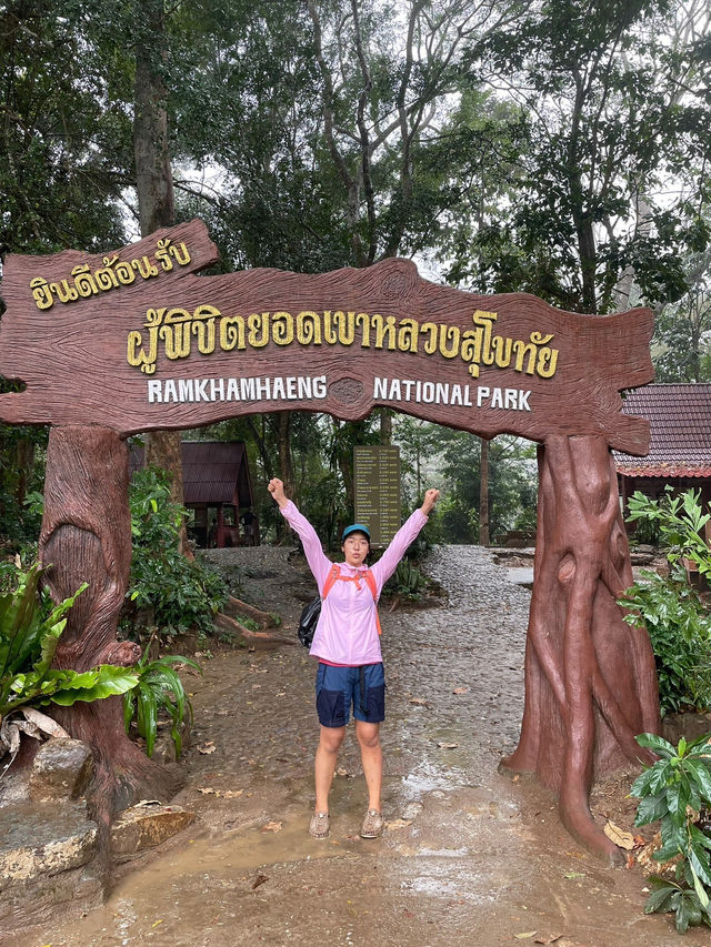 หนีร้อนไปดูหมอก ‘เขาหลวงสุโขทัย‘