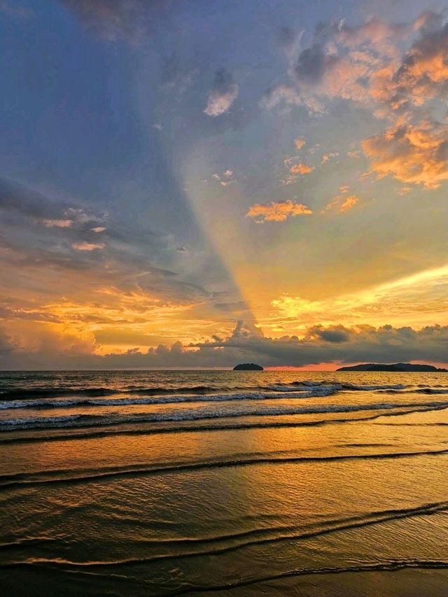 Gorgeous Golden Sands and Crimson Skies, My Tanjung Aru Beach Experience! 