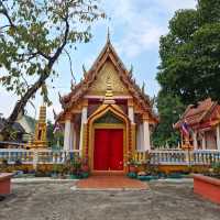 สักการะหลวงพ่อดำ ณ วัดทองบางระมาด