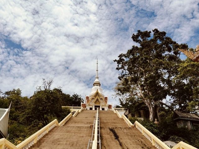 ไหว้พระริมทะเล🙏 สูดลมหายใจให้เต็มปอดที่หัวหิน 🌊