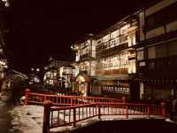 去到阿信的故鄉山形縣「銀山溫泉」擁有超過500年歷史以上的溫泉區。 走進《千與千尋》湯屋！超夢幻「雪景溫泉街」♨️ 「銀山溫泉」的日與夜景色，古色古香的溫泉老街，彷彿穿越時空回到了大正時