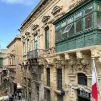 Valletta's Colorful Windows: A Photographer's Walking Tour🌈📸   
