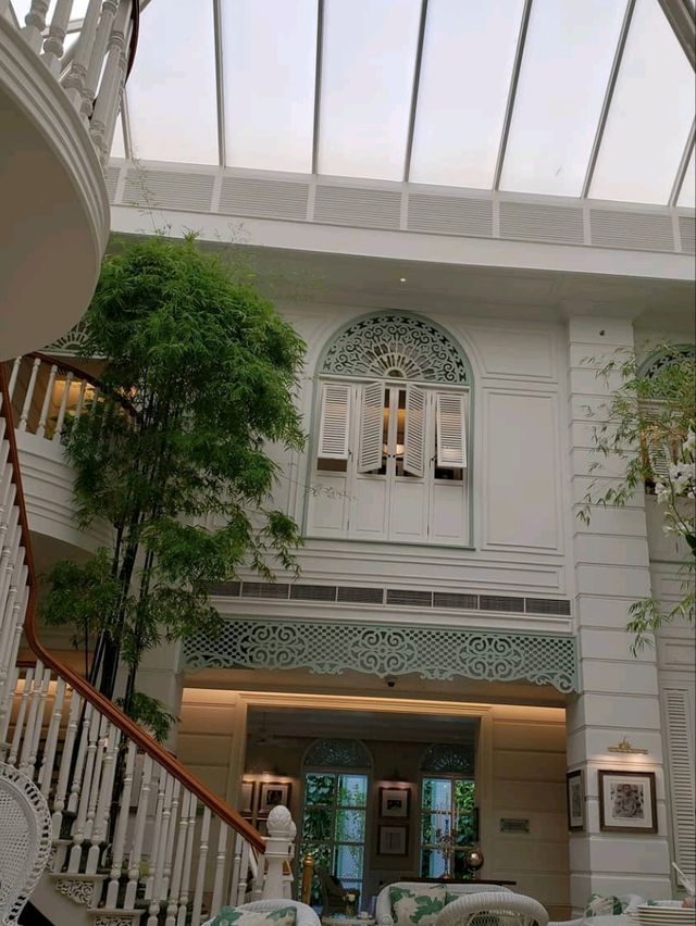 🍽️ Enjoy Delicious Food at Mandarin Oriental Bangkok 🍤🍰✨