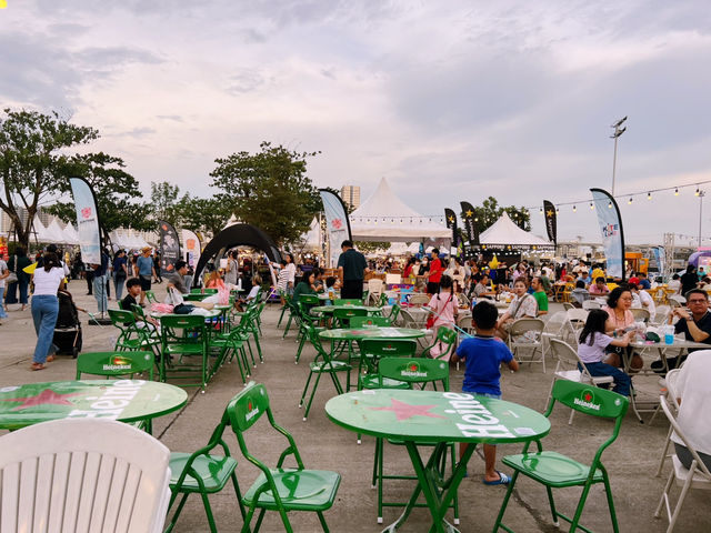 Kite on the Lake ทะเลสาบเมืองทอง
