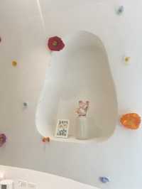 Assava Cafe & Learning Space สีขาวมินิมอล