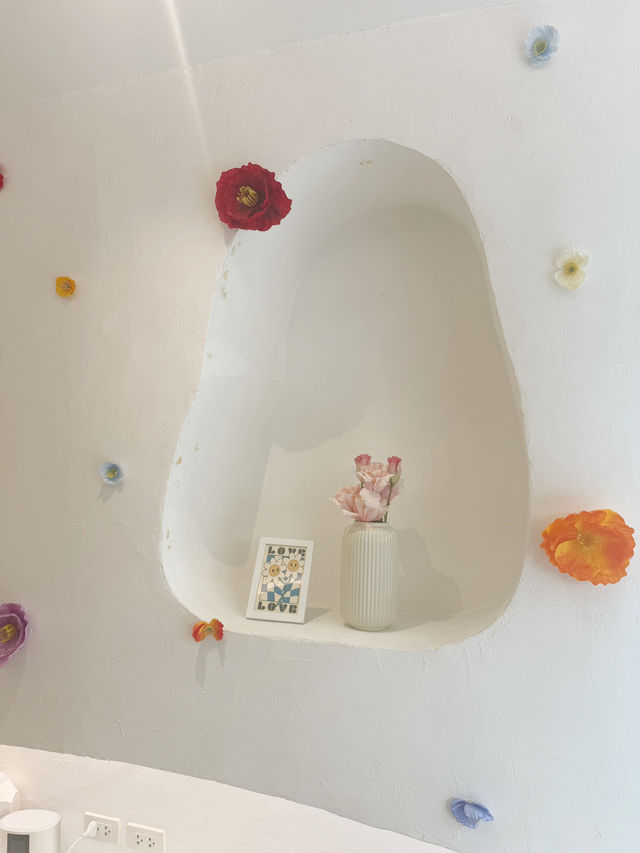 Assava Cafe & Learning Space สีขาวมินิมอล