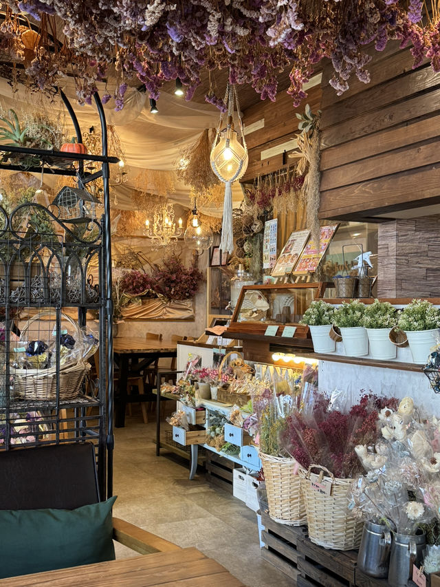 【北九州カフェ】まるでお花畑？ドライフラワーに囲まれた可愛いカフェ💐