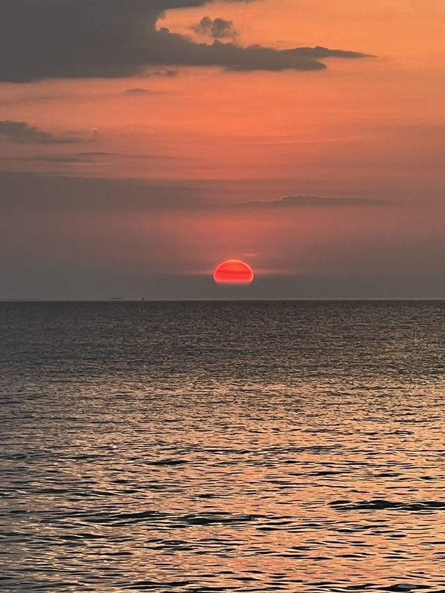 [ชลบุรี] 🌅 บรรยากาศ golden hour ที่หาดบางแสน